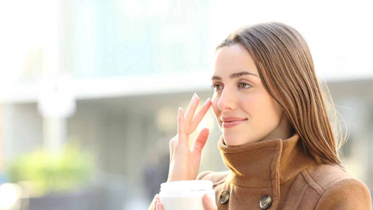 सर्दी में अपनी त्वचा को बनाएं मुलायम और स्वस्थ, जानें किन फलों और सब्जियों से मिलेगी मदद