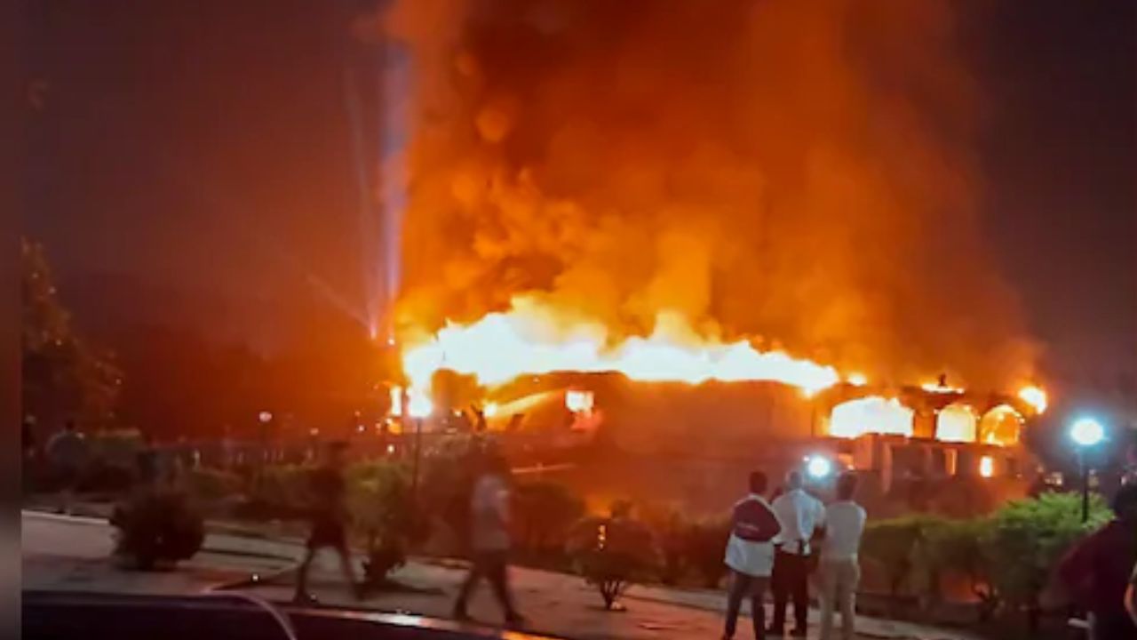 Goa Club Fire: गोवा में कैसे समा गये 25 लोग काल के गाल में? क्लब मालिक की तलाश में दबिश जारी