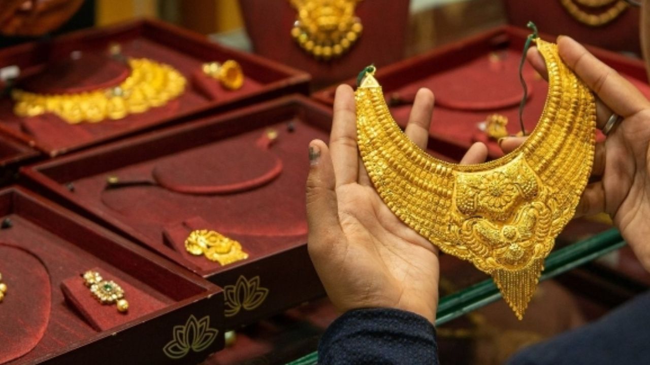 Gold Price Today: सोने-चांदी की चाल ने बढ़ाई हलचल, बाजार दे रहा है अहम इशारा; खरीदार हुए अलर्ट