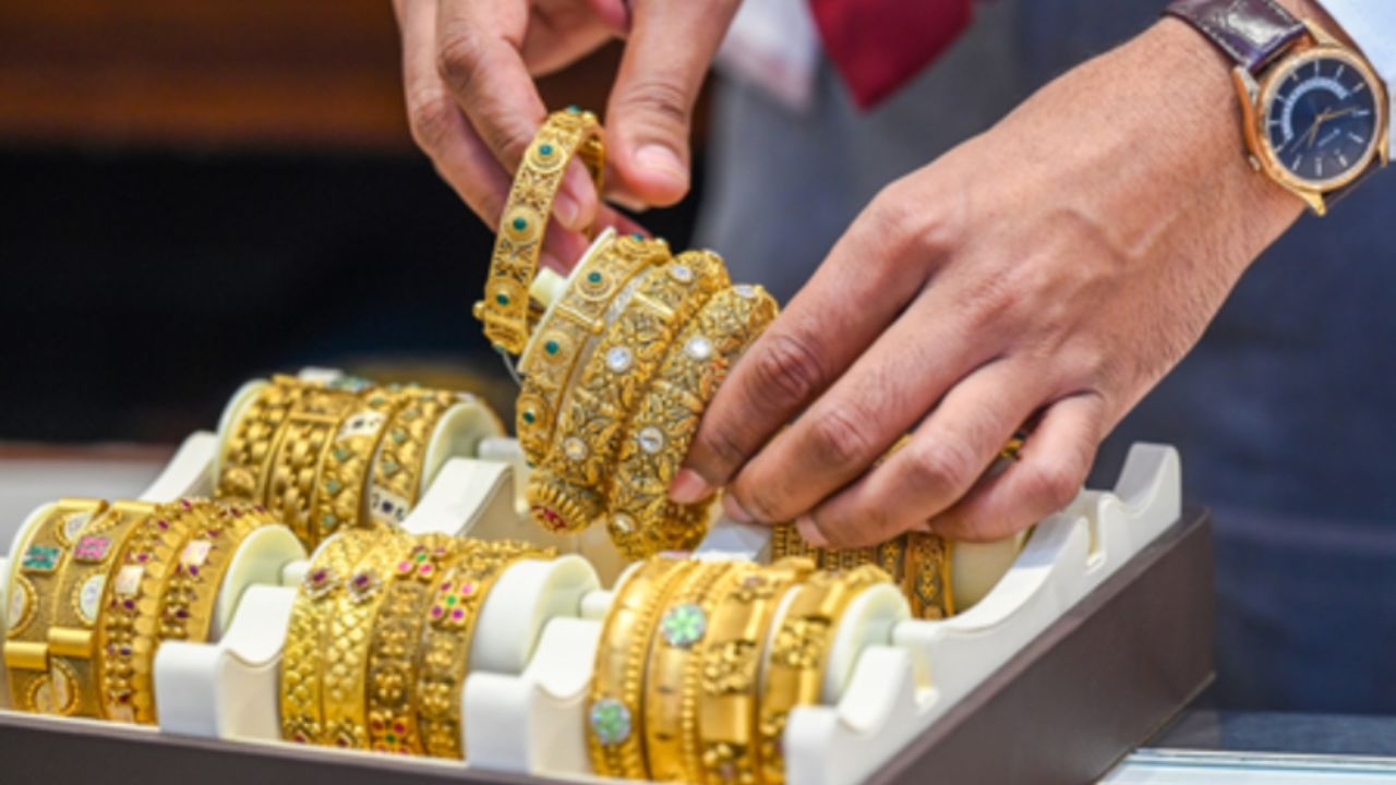 Gold Price Today: हफ्ते के पहले दिन बुलियन मार्केट में मंदी, सोना-चांदी के गिरे दाम; जानें लेटेस्ट रेट