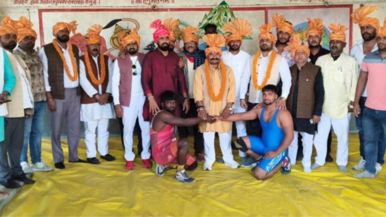 Gorakhpur: माटी की कला को जीवंत को रखने के लिए पहलवानों ने दिखाया दमखम