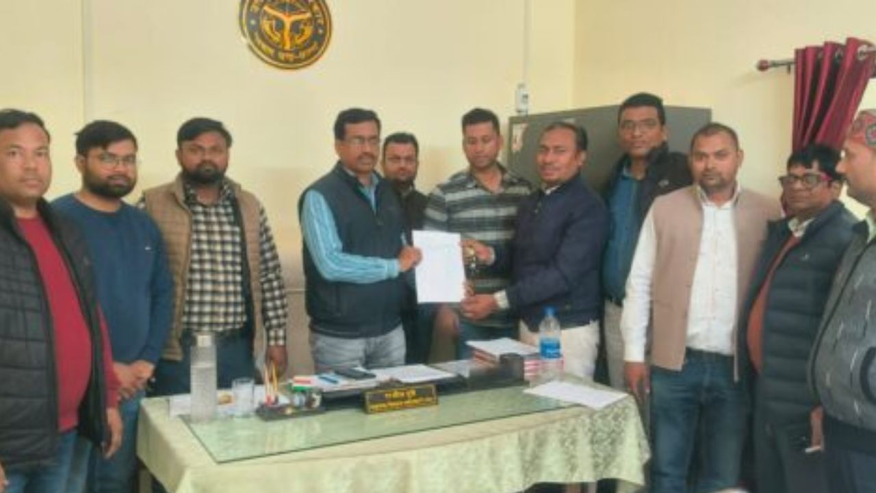 Gorakhpur: डोंगल जमा कर ग्राम सचिवों का जोरदार सत्याग्रह, खजनी ब्लॉक में विकास कार्यों पर ब्रेक