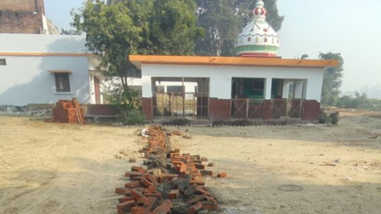 गोरखपुर में मनबढ़ों का आतंक, ग्राम पंचायत का निर्माणाधीन आरसीसी रोड तोड़ा