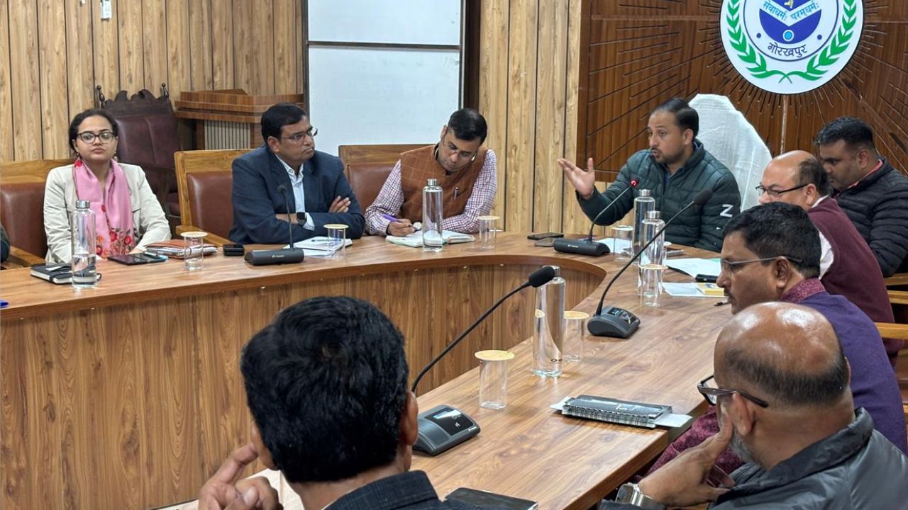गोरखपुर के स्कूलों के बदलेंगे हालात; नगर आयुक्त ने की अधिकारियों के साथ बैठक