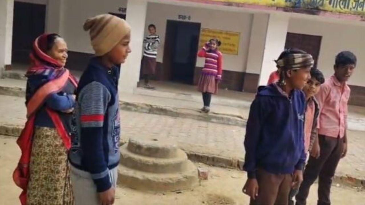 Gorakhpur: प्राथमिक विद्यालय में शिक्षक नदारद, नौनिहालों की शिक्षा चौपट