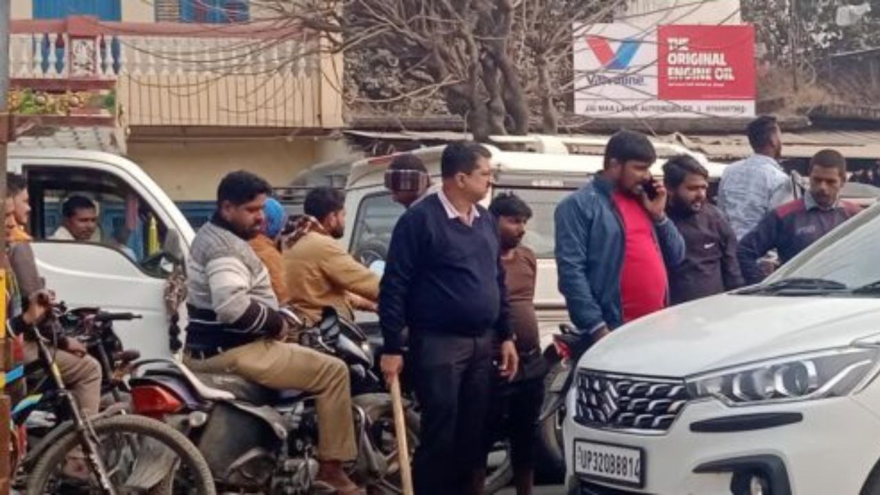 Gorakhpur News: खजनी कस्बे की ट्रैफिक व्यवस्था ध्वस्त, थाने के सामने जाम, पुलिस नदारद