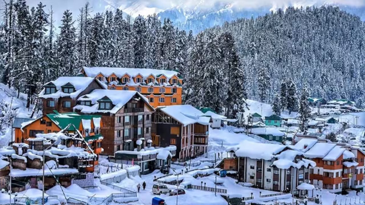कश्मीर के गुलमर्ग, पहलगाम और श्रीनगर में बर्फबारी का सीन बेहद खूबसूरत होता है। यहां के लिए श्रीनगर एयरपोर्ट तक फ्लाइट ले सकते हैं और वहां से टैक्सी सेवा उपलब्ध रहती है। (Img Source: Google)