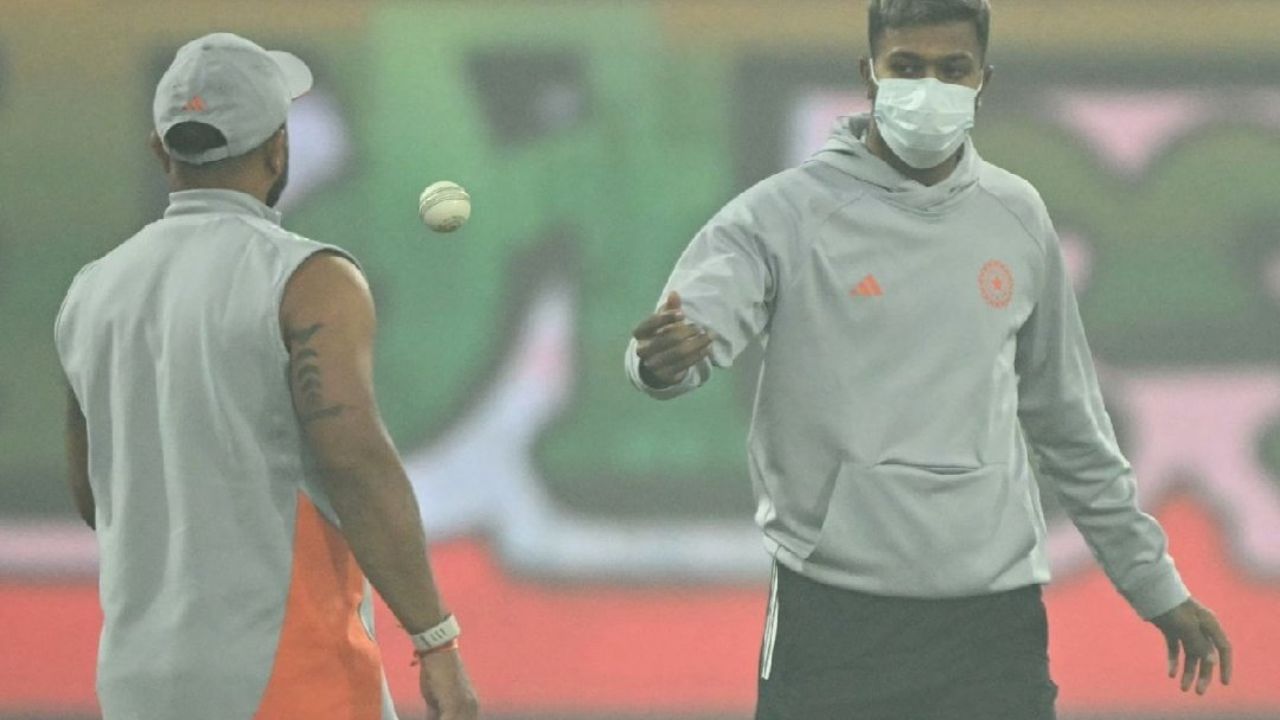 घने कोहरे और स्मॉग की वजह से भारतीय टीम के कुछ खिलाड़ी मास्क पहनकर प्रैक्टिस करते नजर आए। यह साफ़ संकेत था कि खिलाड़ियों की सुरक्षा को ध्यान में रखते हुए ही मैदान पर गतिविधियाँ जारी रखी जा रही थीं। (Img: X) घने कोहरे और स्मॉग की वजह से भारतीय टीम के कुछ खिलाड़ी मास्क पहनकर प्रैक्टिस करते नजर आए। यह साफ़ संकेत था कि खिलाड़ियों की सुरक्षा को ध्यान में रखते हुए ही मैदान पर गतिविधियाँ जारी रखी जा रही थीं। (Img: X)