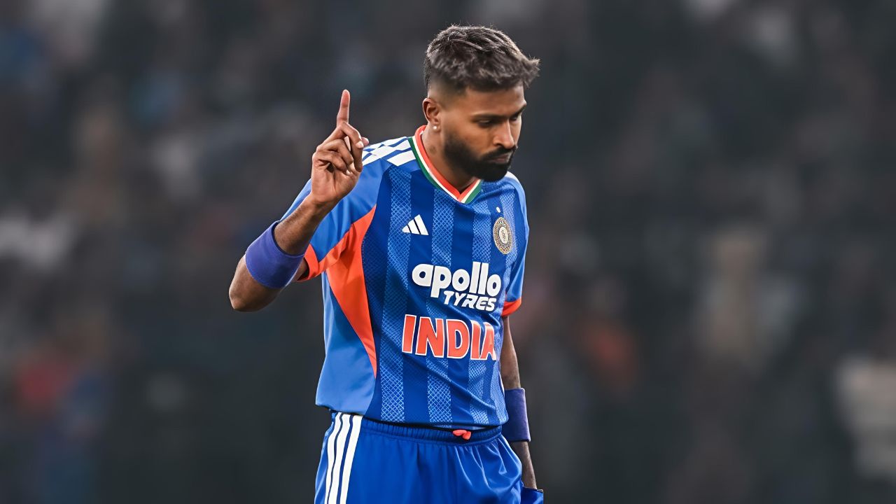 भारतीय ऑलराउंडर हार्दिक पांड्या ने अपने T20 इंटरनेशनल करियर में एक और सुनहरा अध्याय जोड़ा। रविवार को उन्होंने खेल के सबसे छोटे फॉर्मेट में 100 विकेट पूरे करके इतिहास रच दिया। इस उपलब्धि के साथ वह उन चुनिंदा खिलाड़ियों के क्लब में शामिल हो गए हैं जिन्होंने T20I में 1000 से ज़्यादा रन बनाए हैं, 100 से ज़्यादा छक्के लगाए हैं और 100 से ज़्यादा विकेट लिए हैं। (Img: Internet) भारतीय ऑलराउंडर हार्दिक पांड्या ने अपने T20 इंटरनेशनल करियर में एक और सुनहरा अध्याय जोड़ा। रविवार को उन्होंने खेल के सबसे छोटे फॉर्मेट में 100 विकेट पूरे करके इतिहास रच दिया। इस उपलब्धि के साथ वह उन चुनिंदा खिलाड़ियों के क्लब में शामिल हो गए हैं जिन्होंने T20I में 1000 से ज़्यादा रन बनाए हैं, 100 से ज़्यादा छक्के लगाए हैं और 100 से ज़्यादा विकेट लिए हैं। (Img: Internet)