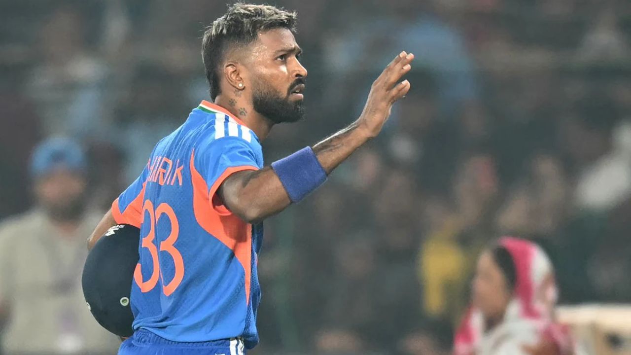 इस विशेष क्लब में हार्दिक पांड्या अब ज़िम्बाब्वे के सिकंदर रज़ा, अफगानिस्तान के मोहम्मद नबी और मलेशिया के वीरनदीप सिंह के साथ शामिल हैं। भारतीय क्रिकेट में वह अर्शदीप सिंह और जसप्रीत बुमराह के बाद T20I में 100 विकेट लेने वाले तीसरे गेंदबाज़ बने। (Img: Internet) इस विशेष क्लब में हार्दिक पांड्या अब ज़िम्बाब्वे के सिकंदर रज़ा, अफगानिस्तान के मोहम्मद नबी और मलेशिया के वीरनदीप सिंह के साथ शामिल हैं। भारतीय क्रिकेट में वह अर्शदीप सिंह और जसप्रीत बुमराह के बाद T20I में 100 विकेट लेने वाले तीसरे गेंदबाज़ बने। (Img: Internet)