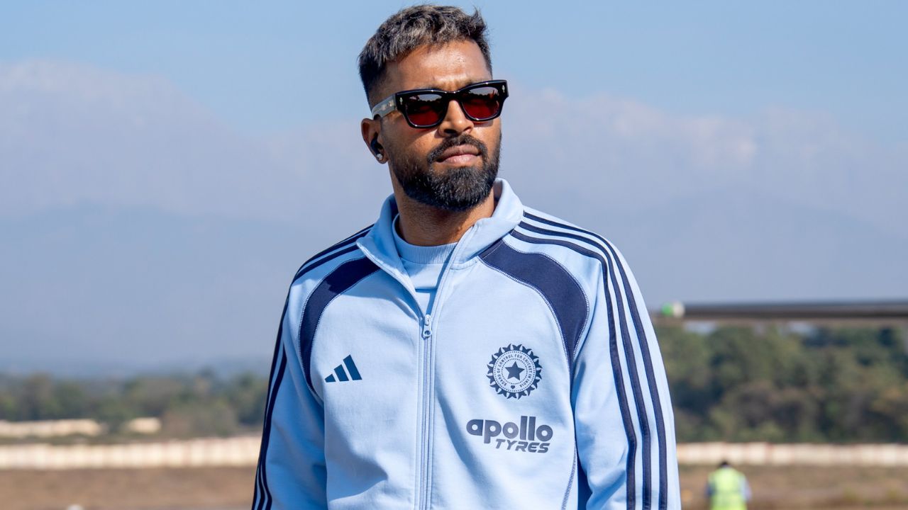 टीम के सीनियर खिलाड़ी सादगी और क्लास का परफेक्ट कॉम्बिनेशन दिखाते नजर आए। फॉर्मल जैकेट और क्लीन लुक में उनकी मौजूदगी दमदार लगी। अनुभव और आत्मविश्वास उनके चेहरे से झलक रहा था। फैंस के लिए यह नज़ारा खास रहा। (Img: BCCI-X) टीम के सीनियर खिलाड़ी सादगी और क्लास का परफेक्ट कॉम्बिनेशन दिखाते नजर आए। फॉर्मल जैकेट और क्लीन लुक में उनकी मौजूदगी दमदार लगी। अनुभव और आत्मविश्वास उनके चेहरे से झलक रहा था। फैंस के लिए यह नज़ारा खास रहा। (Img: BCCI-X)