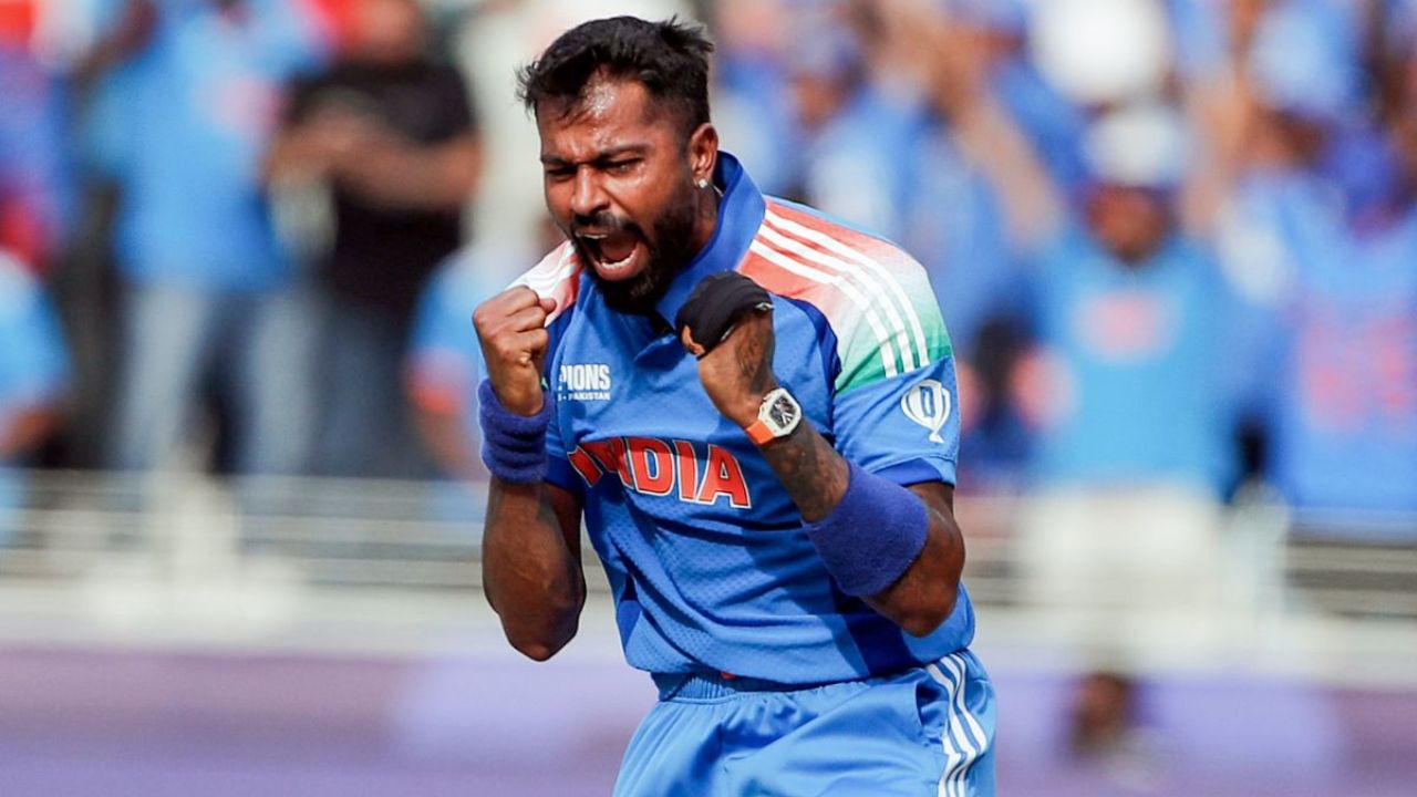 हार्दिक ने 123 T20I मैचों में 26.78 की औसत से 100 विकेट पूरे किए, जिसमें उनका सर्वश्रेष्ठ प्रदर्शन 4/16 रहा। इस खास मैच में उन्होंने तीन ओवर में सिर्फ 23 रन देकर एक विकेट लिया, जिससे टीम इंडिया को निर्णायक बढ़त मिली। (Img: Internet) हार्दिक ने 123 T20I मैचों में 26.78 की औसत से 100 विकेट पूरे किए, जिसमें उनका सर्वश्रेष्ठ प्रदर्शन 4/16 रहा। इस खास मैच में उन्होंने तीन ओवर में सिर्फ 23 रन देकर एक विकेट लिया, जिससे टीम इंडिया को निर्णायक बढ़त मिली। (Img: Internet)