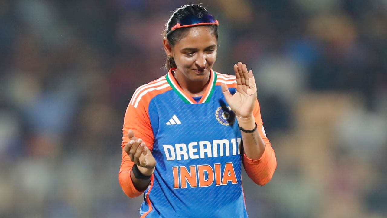 हरमनप्रीत कौर ने हमेशा साबित किया है कि क्रिकेट और व्यक्तिगत जीवन में संतुलन बनाए रखना संभव है। उन्होंने मीडिया और सोशल प्लेटफॉर्म पर हमेशा अपने पर्सनल मामलों को प्राइवेट रखा, ताकि उनका ध्यान केवल खेल और टीम पर केंद्रित रहे। उनकी यह सोच युवा खिलाड़ियों के लिए भी प्रेरणा बनती है। (Img: Internet) हरमनप्रीत कौर ने हमेशा साबित किया है कि क्रिकेट और व्यक्तिगत जीवन में संतुलन बनाए रखना संभव है। उन्होंने मीडिया और सोशल प्लेटफॉर्म पर हमेशा अपने पर्सनल मामलों को प्राइवेट रखा, ताकि उनका ध्यान केवल खेल और टीम पर केंद्रित रहे। उनकी यह सोच युवा खिलाड़ियों के लिए भी प्रेरणा बनती है। (Img: Internet)