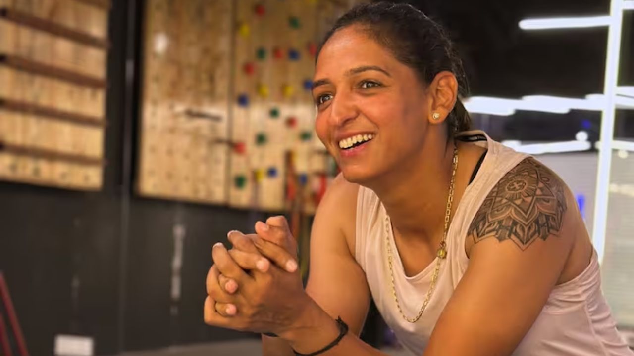 2025 वर्ल्ड कप से पहले, हरमनप्रीत ने अपने नए टैटू से सोशल मीडिया का ध्यान खींचा। इस टैटू में एक जियोमेट्रिक मंडला है, जो उनके क्रिकेट सफर और जीवन की यात्रा को दर्शाता है। फैंस और मीडिया में इस टैटू को लेकर कई चर्चाएं हुईं, लेकिन हरमनप्रीत ने इसे अपने व्यक्तित्व और खेल के प्रति अपनी प्रतिबद्धता का प्रतीक बताया। (Img: Internet) 2025 वर्ल्ड कप से पहले, हरमनप्रीत ने अपने नए टैटू से सोशल मीडिया का ध्यान खींचा। इस टैटू में एक जियोमेट्रिक मंडला है, जो उनके क्रिकेट सफर और जीवन की यात्रा को दर्शाता है। फैंस और मीडिया में इस टैटू को लेकर कई चर्चाएं हुईं, लेकिन हरमनप्रीत ने इसे अपने व्यक्तित्व और खेल के प्रति अपनी प्रतिबद्धता का प्रतीक बताया। (Img: Internet)