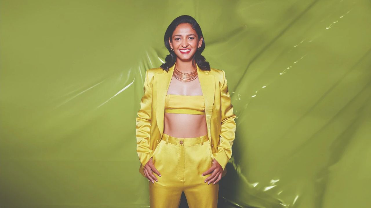 हरमनप्रीत को अक्सर उनके परिवार के साथ देखा जाता है। उनके माता-पिता और बहन ने हमेशा उनके करियर में उनका भरपूर समर्थन किया है और कभी शादी या पर्सनल लाइफ को लेकर दबाव नहीं डाला। यह उनके आत्मविश्वास और फोकस का बड़ा कारण माना जाता है। परिवार की यह सहारा उन्हें मानसिक रूप से मजबूत बनाता है और बड़े मैचों में उत्कृष्ट प्रदर्शन करने में मदद करता है। (Img: Internet) हरमनप्रीत को अक्सर उनके परिवार के साथ देखा जाता है। उनके माता-पिता और बहन ने हमेशा उनके करियर में उनका भरपूर समर्थन किया है और कभी शादी या पर्सनल लाइफ को लेकर दबाव नहीं डाला। यह उनके आत्मविश्वास और फोकस का बड़ा कारण माना जाता है। परिवार की यह सहारा उन्हें मानसिक रूप से मजबूत बनाता है और बड़े मैचों में उत्कृष्ट प्रदर्शन करने में मदद करता है। (Img: Internet)