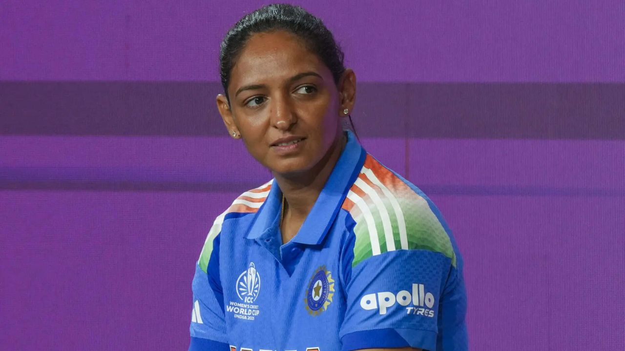 भारतीय महिला क्रिकेट टीम की कप्तान हरमनप्रीत कौर अविवाहित हैं और हमेशा अपनी पर्सनल लाइफ को मीडिया और सोशल मीडिया की चकाचौंध से दूर रखती आई हैं। उन्होंने कभी अपने रिलेशनशिप या शादी के बारे में खुलकर पब्लिक बयान नहीं दिया है। उनके फैंस अक्सर उनके लव लाइफ और शादी के स्टेटस के बारे में जानने के लिए उत्सुक रहते हैं, लेकिन हरमनप्रीत ने साफ कर दिया है कि फिलहाल उनका पूरा ध्यान सिर्फ अपने क्रिकेट करियर पर है। (Img: Internet) भारतीय महिला क्रिकेट टीम की कप्तान हरमनप्रीत कौर अविवाहित हैं और हमेशा अपनी पर्सनल लाइफ को मीडिया और सोशल मीडिया की चकाचौंध से दूर रखती आई हैं। उन्होंने कभी अपने रिलेशनशिप या शादी के बारे में खुलकर पब्लिक बयान नहीं दिया है। उनके फैंस अक्सर उनके लव लाइफ और शादी के स्टेटस के बारे में जानने के लिए उत्सुक रहते हैं, लेकिन हरमनप्रीत ने साफ कर दिया है कि फिलहाल उनका पूरा ध्यान सिर्फ अपने क्रिकेट करियर पर है। (Img: Internet)