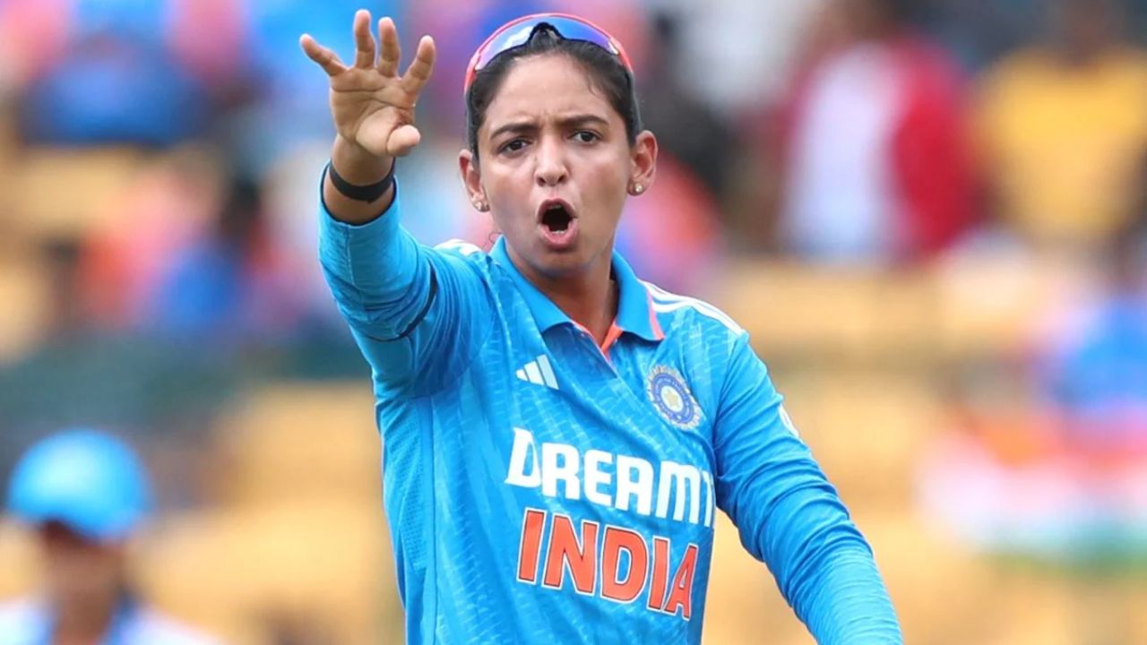 हरमनप्रीत कौर की कप्तानी में भारतीय महिला टीम ने 2025 महिला वनडे वर्ल्ड कप में इतिहास रचा। टीम ने फाइनल में साउथ अफ्रीका को 52 रनों से हराकर पहली बार वर्ल्ड चैंपियन बनने का गौरव हासिल किया। इस जीत ने न केवल टीम को बल्कि पूरे देश को गर्व महसूस कराया। हरमनप्रीत की नेतृत्व क्षमता, मैच में स्ट्रेटेजिक फैसले और खिलाड़ियों का मनोबल बढ़ाने की कला ने टीम की सफलता में अहम भूमिका निभाई। (Img: Internet) हरमनप्रीत कौर की कप्तानी में भारतीय महिला टीम ने 2025 महिला वनडे वर्ल्ड कप में इतिहास रचा। टीम ने फाइनल में साउथ अफ्रीका को 52 रनों से हराकर पहली बार वर्ल्ड चैंपियन बनने का गौरव हासिल किया। इस जीत ने न केवल टीम को बल्कि पूरे देश को गर्व महसूस कराया। हरमनप्रीत की नेतृत्व क्षमता, मैच में स्ट्रेटेजिक फैसले और खिलाड़ियों का मनोबल बढ़ाने की कला ने टीम की सफलता में अहम भूमिका निभाई। (Img: Internet)