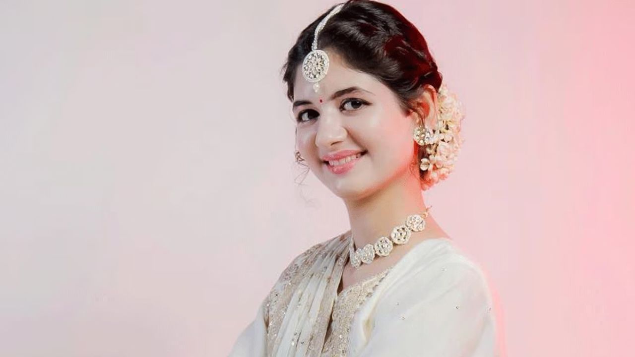 हर्षाली का कॉन्फिडेंस और फैशन सेंस उनके हर फोटो में साफ झलकता है। चाहे वो ट्रेडिशनल आउटफिट पहने हों या कैज़ुअल चिक ड्रेसेस, हर लुक में उनका स्टाइल बेहद ग्रैसफुल और ट्रेंडी लगता है। उनका ग्लो और ब्यूटी सोशल मीडिया पर वायरल हो रही तस्वीरों में साफ नजर आता है। हर्षाली का कॉन्फिडेंस और फैशन सेंस उनके हर फोटो में साफ झलकता है। चाहे वो ट्रेडिशनल आउटफिट पहने हों या कैज़ुअल चिक ड्रेसेस, हर लुक में उनका स्टाइल बेहद ग्रैसफुल और ट्रेंडी लगता है। उनका ग्लो और ब्यूटी सोशल मीडिया पर वायरल हो रही तस्वीरों में साफ नजर आता है।