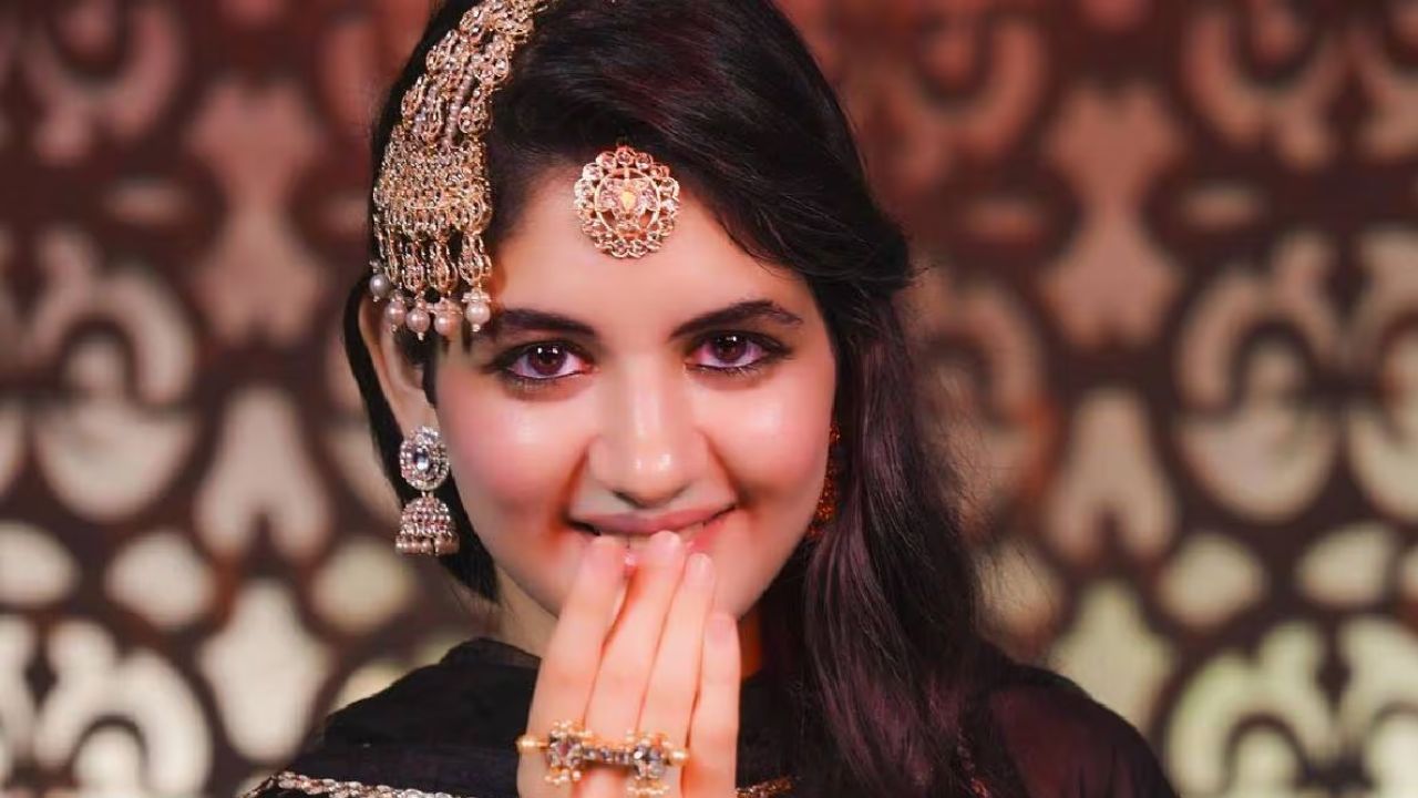 सोशल मीडिया पर हर्षाली के नए लुक को लेकर चर्चा का माहौल बन गया है। उनके फैंस उनके ग्लो, ब्यूटी और स्टाइल की तारीफ कर रहे हैं। कई लोग उन्हें ‘स्टाइलिश और कॉन्फिडेंट यंग लेडी’ कहकर उनकी प्रशंसा कर रहे हैं। सोशल मीडिया पर हर्षाली के नए लुक को लेकर चर्चा का माहौल बन गया है। उनके फैंस उनके ग्लो, ब्यूटी और स्टाइल की तारीफ कर रहे हैं। कई लोग उन्हें ‘स्टाइलिश और कॉन्फिडेंट यंग लेडी’ कहकर उनकी प्रशंसा कर रहे हैं।