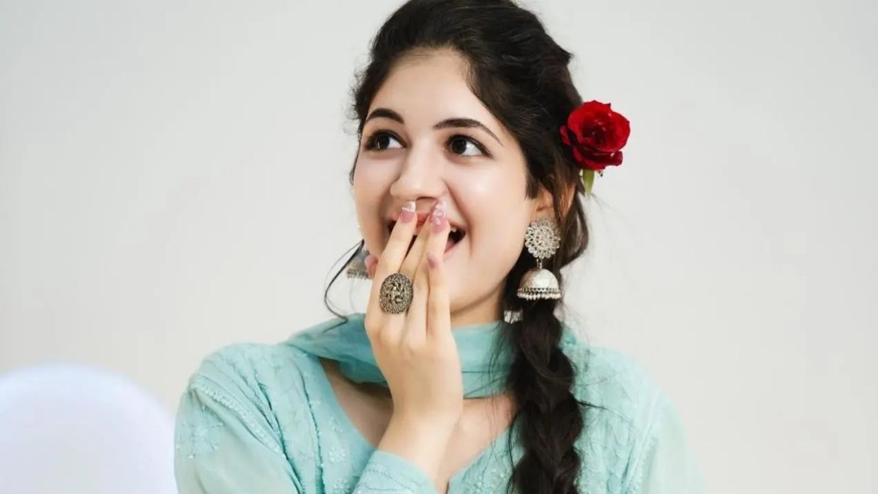 हर्षाली के नए फोटोशूट्स में उनका ग्लैमर, स्टाइल और कॉन्फिडेंस ने फैंस को मंत्रमुग्ध कर दिया है। उनके मैच्योरड फेस और मासूम एक्सप्रेशन्स का कॉम्बिनेशन उनके चार्म को और भी बढ़ा देता है। फैंस उनके नए लुक की तारीफ करते नहीं थकते। हर्षाली के नए फोटोशूट्स में उनका ग्लैमर, स्टाइल और कॉन्फिडेंस ने फैंस को मंत्रमुग्ध कर दिया है। उनके मैच्योरड फेस और मासूम एक्सप्रेशन्स का कॉम्बिनेशन उनके चार्म को और भी बढ़ा देता है। फैंस उनके नए लुक की तारीफ करते नहीं थकते।