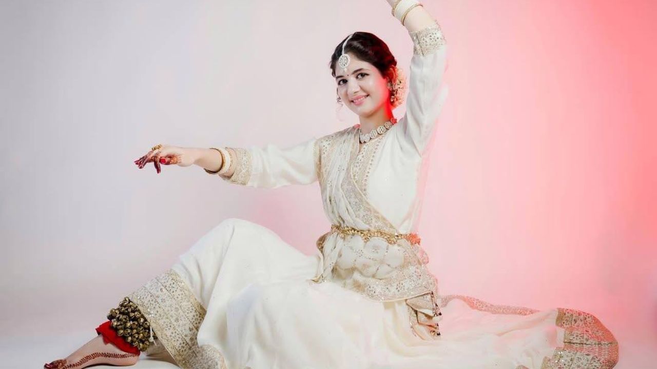 हर्षाली के फैंस उनके अपकमिंग प्रोजेक्ट्स के लिए भी बेहद उत्साहित हैं। उनका ग्लैमरस लुक, स्टाइल और कॉन्फिडेंस यह संकेत देता है कि हर्षाली आने वाले समय में इंडस्ट्री में और भी मजबूत पहचान बनाने वाली हैं। हर्षाली के फैंस उनके अपकमिंग प्रोजेक्ट्स के लिए भी बेहद उत्साहित हैं। उनका ग्लैमरस लुक, स्टाइल और कॉन्फिडेंस यह संकेत देता है कि हर्षाली आने वाले समय में इंडस्ट्री में और भी मजबूत पहचान बनाने वाली हैं।