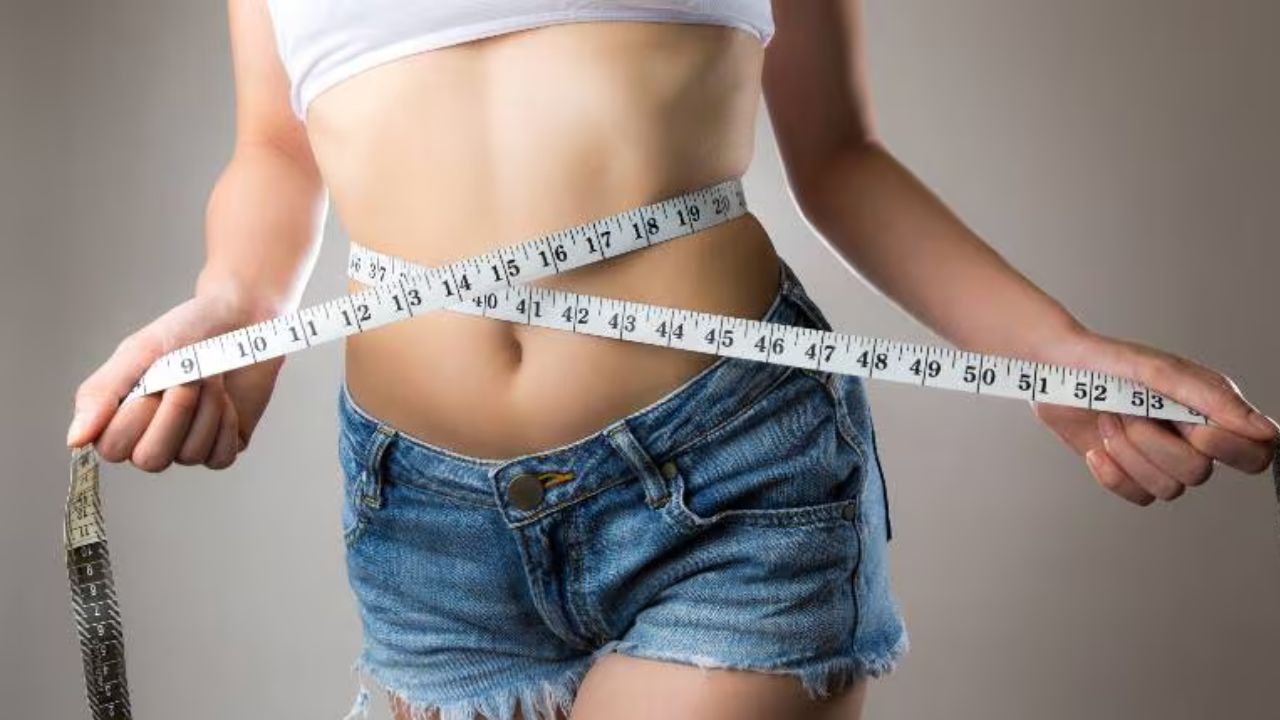 सौंफ का पानी शरीर में जमा अनावश्यक फैट को बाहर निकालने में सहायक होता है। नियमित सेवन से भूख नियंत्रण में रहता है और वजन घटाने में मदद मिलती है। यह हेल्दी और फिट बॉडी बनाए रखने में कारगर है।(फोटो सोर्स- इंटरनेट)