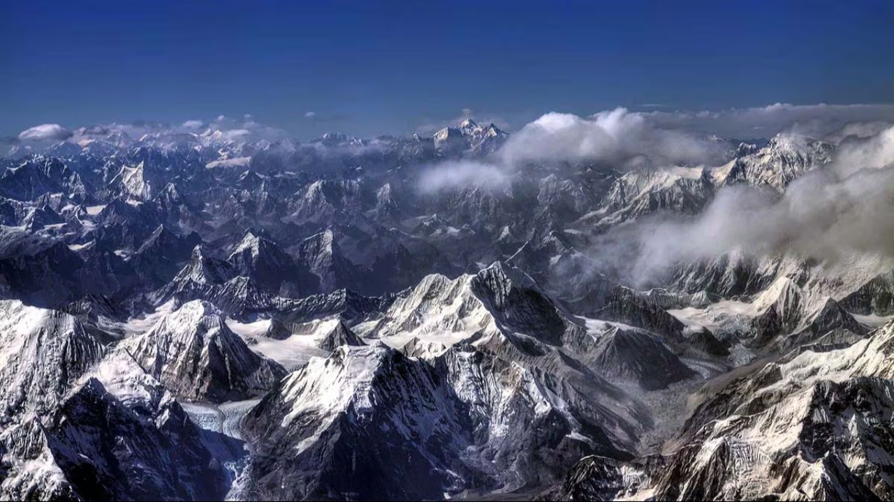 सर्दियों के मौसम में भारत के कई हिमालयी और पहाड़ी इलाके बर्फ से ढक गए हैं, जो ट्रैवलर्स को अपनी ओर खींच रहे हैं। इन जगहों पर बर्फबारी का मौसम यात्रा का सबसे अच्छा समय माना जाता है। (Img Source: Google)