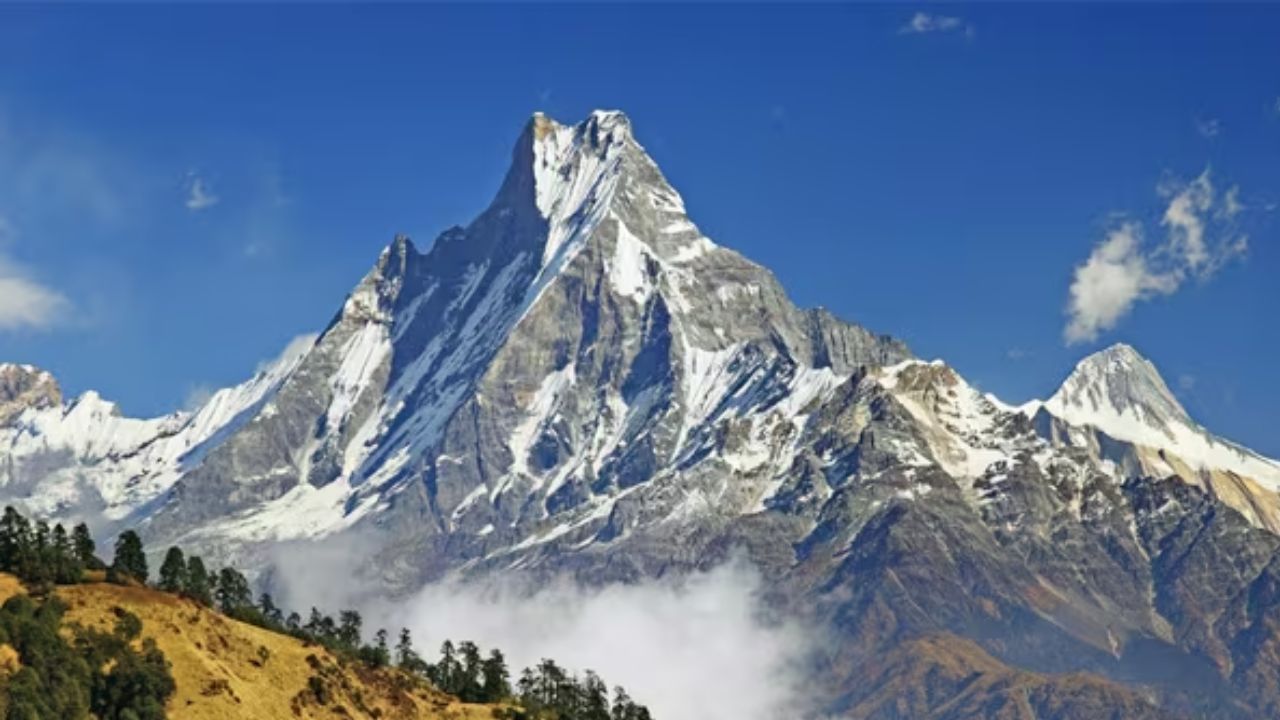 नेपाल का भूगोल उसे दुनिया के अन्य देशों से बिल्कुल अलग पहचान देता है। यह देश सीधे हिमालयी पर्वत-श्रृंखला के केंद्र में स्थित है, जहाँ उत्तर से दक्षिण तक ऊँचे, दुर्गम और बर्फ से ढके पहाड़ फैले हुए हैं। नेपाल की सीमाएं केवल राजनीतिक रेखाएं नहीं हैं, बल्कि विशाल पर्वत-श्रृंखलाओं द्वारा निर्धारित होती हैं। यही वजह है कि नेपाल को अक्सर “Land of the Himalayas” कहा जाता है। नेपाल का भूगोल उसे दुनिया के अन्य देशों से बिल्कुल अलग पहचान देता है। यह देश सीधे हिमालयी पर्वत-श्रृंखला के केंद्र में स्थित है, जहाँ उत्तर से दक्षिण तक ऊँचे, दुर्गम और बर्फ से ढके पहाड़ फैले हुए हैं। नेपाल की सीमाएं केवल राजनीतिक रेखाएं नहीं हैं, बल्कि विशाल पर्वत-श्रृंखलाओं द्वारा निर्धारित होती हैं। यही वजह है कि नेपाल को अक्सर “Land of the Himalayas” कहा जाता है।