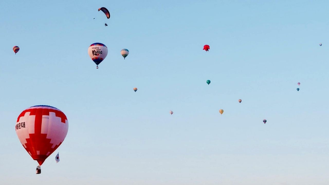 हॉट एयर बैलून राइड में 360° पैनोरमिक व्यू का अनुभव मिलता है। यात्री ऊपर से यमुना रिवरफ्रंट, मंदिर, स्मारक और दिल्ली के नए व पुराने हिस्सों को एक साथ देख सकते हैं। यह अनुभव रोमांच, मनोरंजन और एडवेंचर का बेहतरीन मिश्रण है। परिवार, बच्चों और कपल्स के लिए यह राइड खासतौर पर डिज़ाइन की गई है। (Photo Source: Pexels) हॉट एयर बैलून राइड में 360° पैनोरमिक व्यू का अनुभव मिलता है। यात्री ऊपर से यमुना रिवरफ्रंट, मंदिर, स्मारक और दिल्ली के नए व पुराने हिस्सों को एक साथ देख सकते हैं। यह अनुभव रोमांच, मनोरंजन और एडवेंचर का बेहतरीन मिश्रण है। परिवार, बच्चों और कपल्स के लिए यह राइड खासतौर पर डिज़ाइन की गई है। (Photo Source: Pexels)