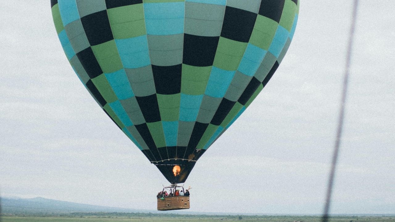 दिल्ली विकास प्राधिकरण (DDA) ने पहली बार राजधानी में हॉट एयर बैलून राइड शुरू की है। यह राइड असीता ईस्ट पार्क से संचालित हो रही है और आने वाले दिनों में बानसेरा पार्क, यमुना स्पोर्ट्स कॉम्प्लेक्स और कॉमनवेल्थ गेम्स विलेज स्पोर्ट्स कॉम्प्लेक्स पर भी शुरू होगी। इस पहल से दिल्लीवासियों और पर्यटकों को शहर का अनोखा व रोमांचक नजारा देखने का मौका मिलेगा। (Photo Source: Pexels) दिल्ली विकास प्राधिकरण (DDA) ने पहली बार राजधानी में हॉट एयर बैलून राइड शुरू की है। यह राइड असीता ईस्ट पार्क से संचालित हो रही है और आने वाले दिनों में बानसेरा पार्क, यमुना स्पोर्ट्स कॉम्प्लेक्स और कॉमनवेल्थ गेम्स विलेज स्पोर्ट्स कॉम्प्लेक्स पर भी शुरू होगी। इस पहल से दिल्लीवासियों और पर्यटकों को शहर का अनोखा व रोमांचक नजारा देखने का मौका मिलेगा। (Photo Source: Pexels)