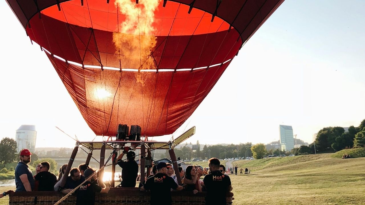 प्रत्येक व्यक्ति के लिए राइड की कीमत ₹3,000 + GST रखी गई है। एक बैलून की टोकरी में सामान्य रूप से 3-5 लोग बैठ सकते हैं, जबकि बड़े बैलून में 8-10 लोग एक साथ राइड का अनुभव ले सकते हैं। प्रत्येक बैलून के साथ एक प्रशिक्षित पायलट रहता है, जो पूरी राइड के दौरान सुरक्षा और संचालन का ध्यान रखता है। (Photo Source: Pexels) प्रत्येक व्यक्ति के लिए राइड की कीमत ₹3,000 + GST रखी गई है। एक बैलून की टोकरी में सामान्य रूप से 3-5 लोग बैठ सकते हैं, जबकि बड़े बैलून में 8-10 लोग एक साथ राइड का अनुभव ले सकते हैं। प्रत्येक बैलून के साथ एक प्रशिक्षित पायलट रहता है, जो पूरी राइड के दौरान सुरक्षा और संचालन का ध्यान रखता है। (Photo Source: Pexels)