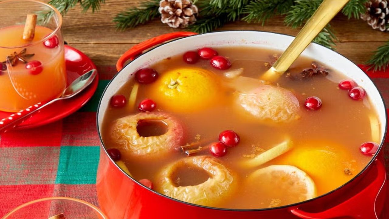 ठंड के मौसम में शरीर ज्यादा ऊर्जा खर्च करता है। इसी कारण भूख बढ़ जाती है और खाने में भारी, गरम और संतोष देने वाली चीजों की चाह होती है। गर्म ड्रिंक्स, देसी मिठाइयां और मसालेदार भोजन इस मौसम में ज्यादा पसंद किए जाते हैं।  