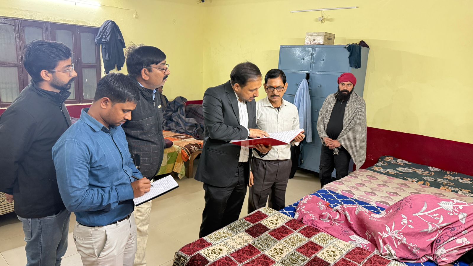 गोरखपुर में नगर आयुक्त हुए सख्त, रैन बसेरों की खराब स्थिति देख अफसरों की लगाई क्लास