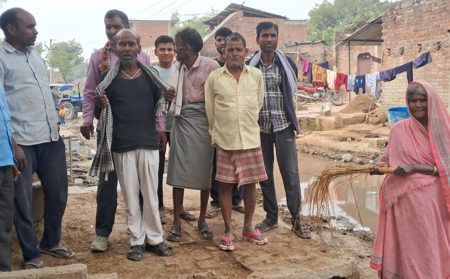 Fatehpur News: फतेहपुर में तौरा ग्राम की सड़क पर भारी जलभराव, ग्रामीणों में आक्रोश