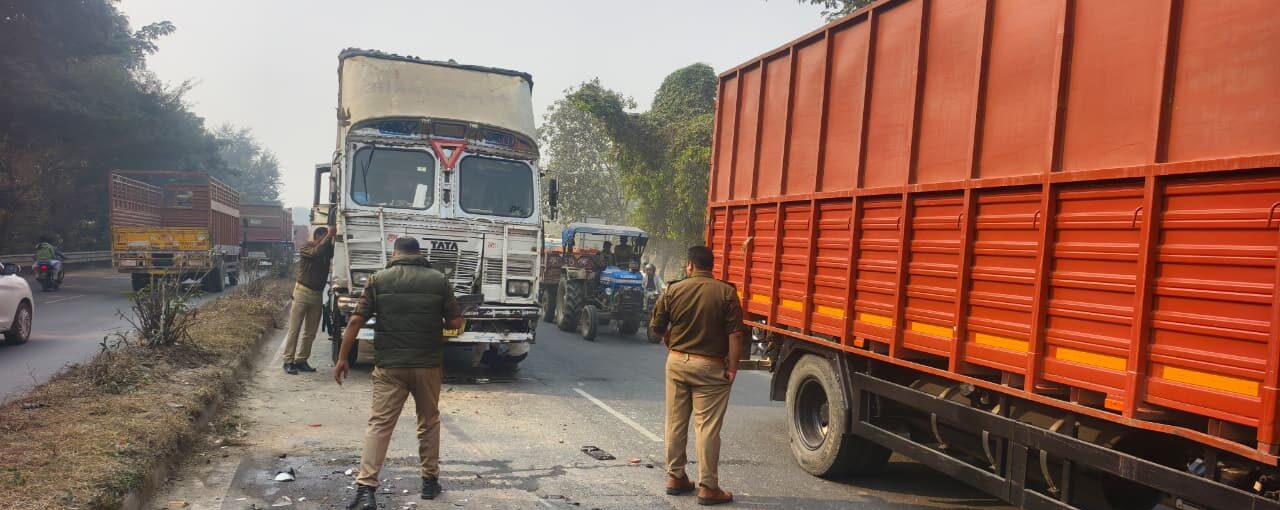 Gorakhpur Road Accident: अनियंत्रित टेलर ने पिकप में मारी जोरदार टक्कर, दहशत में लोग