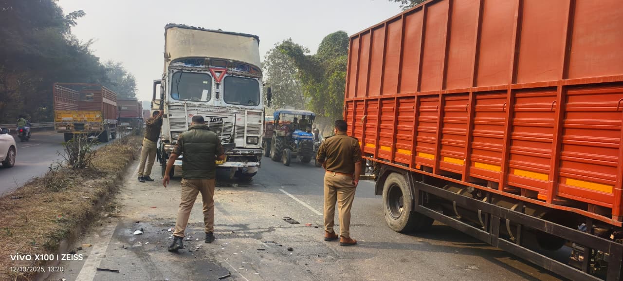 Gorakhpur Road Accident: अनियंत्रित टेलर ने पिकप में मारी जोरदार टक्कर, दहशत में लोग