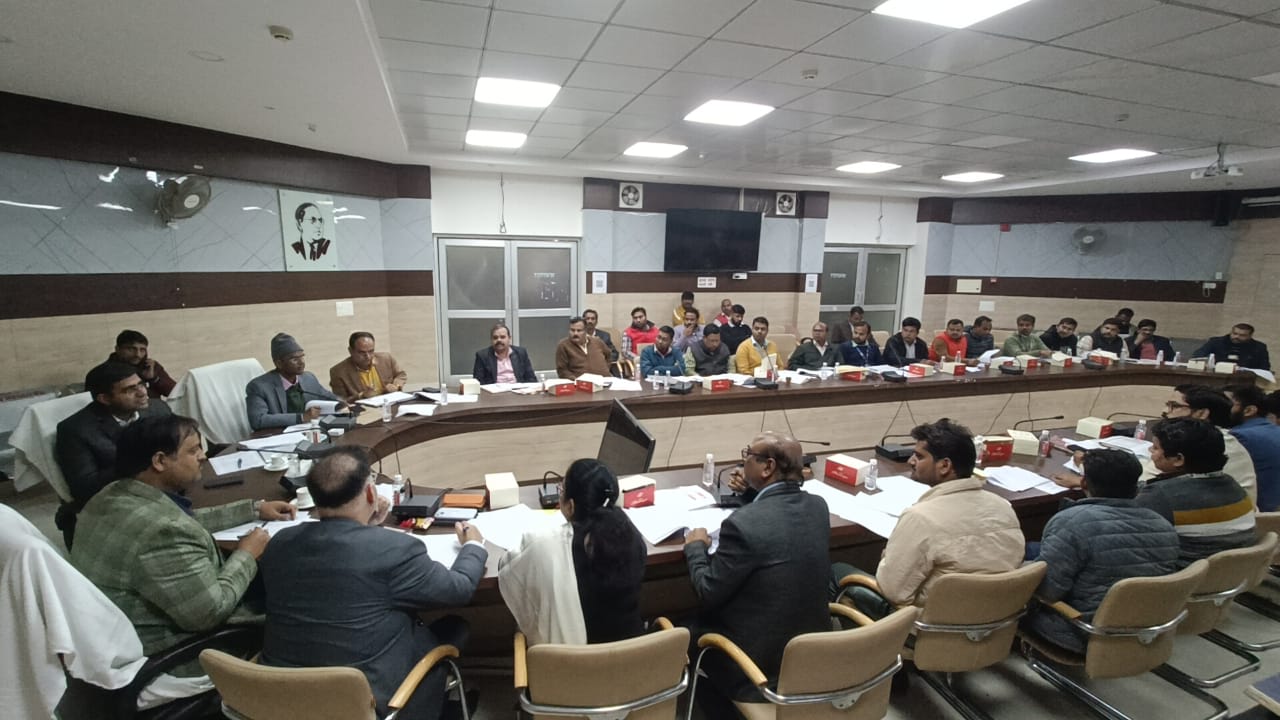 गोरखपुर: डीएम दीपक मीणा का सख्त तेवर, सरकारी योजनाओं में अब नहीं चलेगी देरी