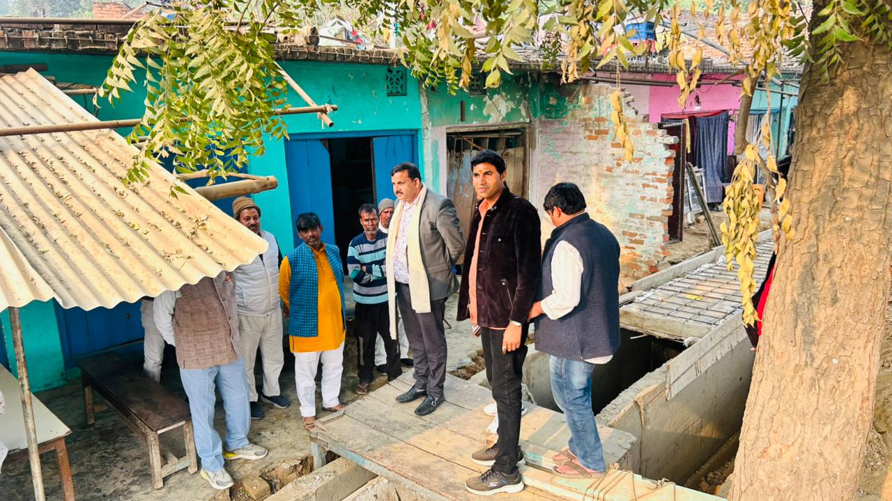 Gorakhpur News: खजनी कस्बे में अचानक पहुंचे विधायक प्रदीप शुक्ला, ठेकेदारों में मची हलचल