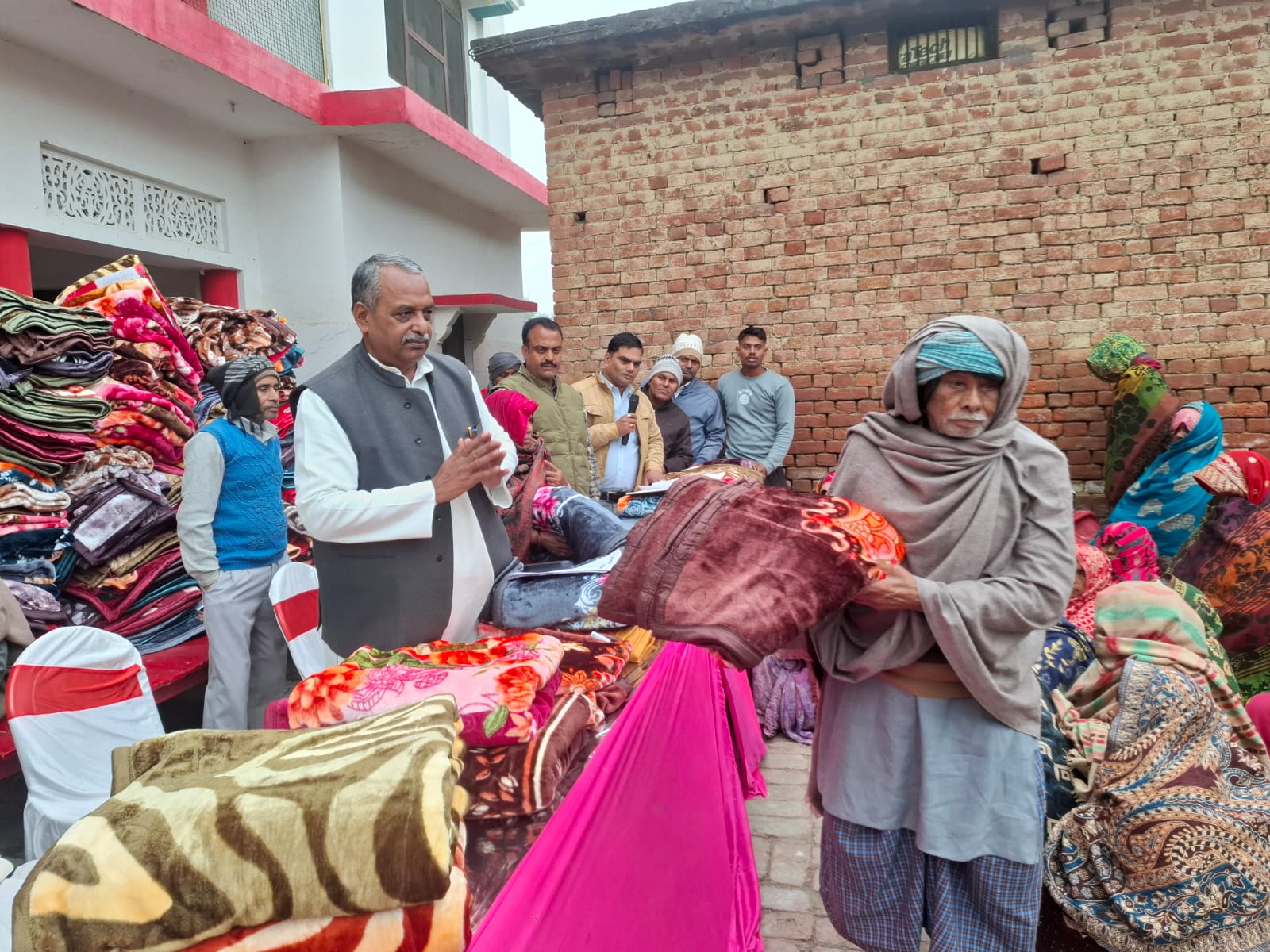 Gorakhpur में अच्छी पहल, गरीबों को बांटे कंबल, गांव को जागरूकता का तोहफा