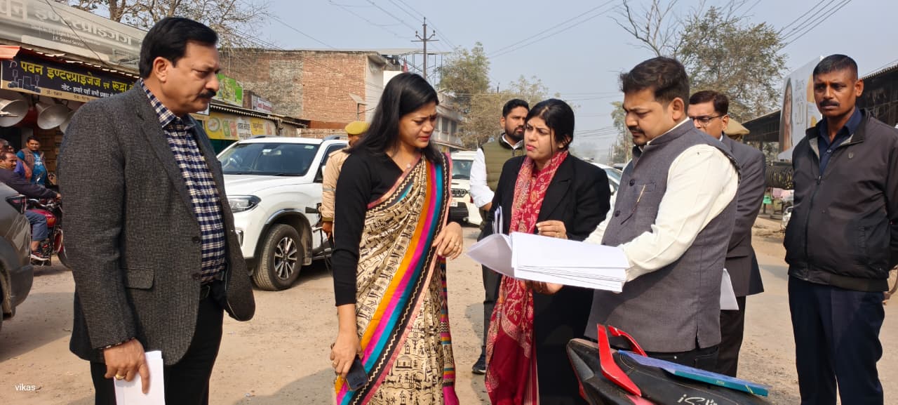 Raebareli DM ने क्षतिग्रस्त सेतु का किया निरीक्षण, एक महीने में आरओबी खुलने की उम्मीद