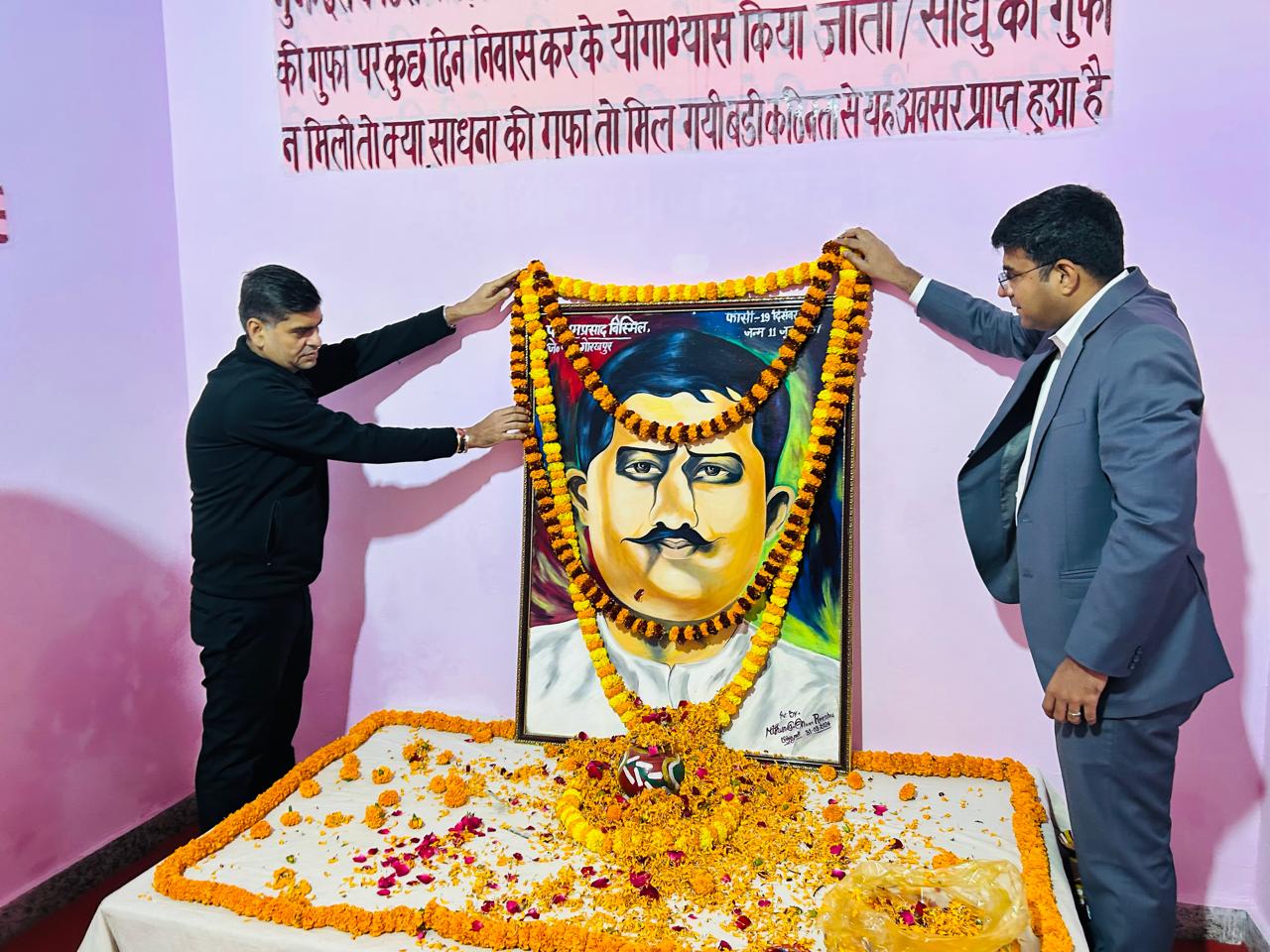 जिला जेल में रामप्रसाद बिस्मिल के बलिदान दिवस पर गूंजा देशभक्ति का स्वर, मंडलायुक्त और डीएम ने किया माल्यार्पण