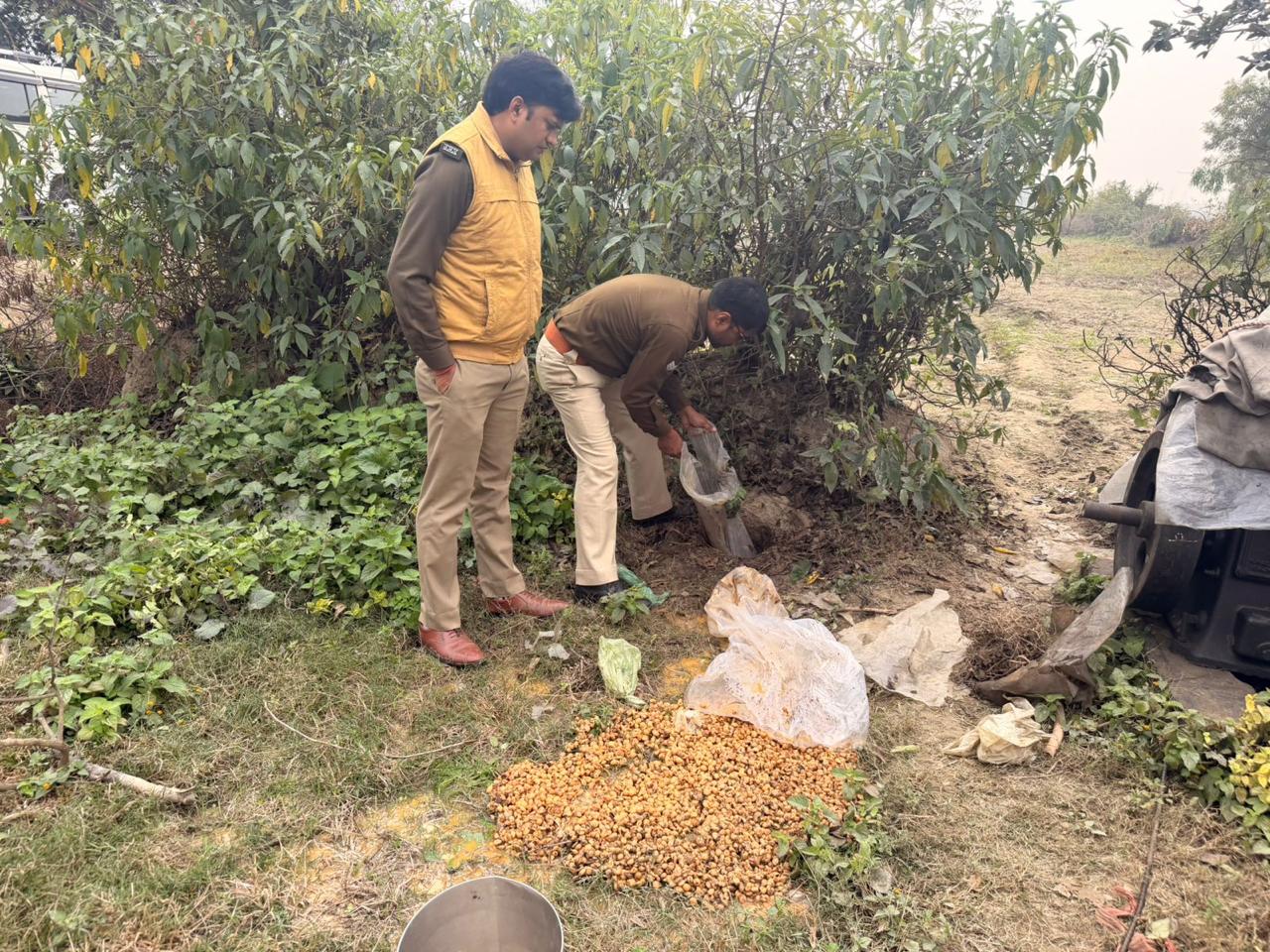 रायबरेली में अवैध शराब के खिलाफ आबकारी विभाग का सघन अभियान, बड़ी मात्रा में कच्ची शराब व लहन नष्ट