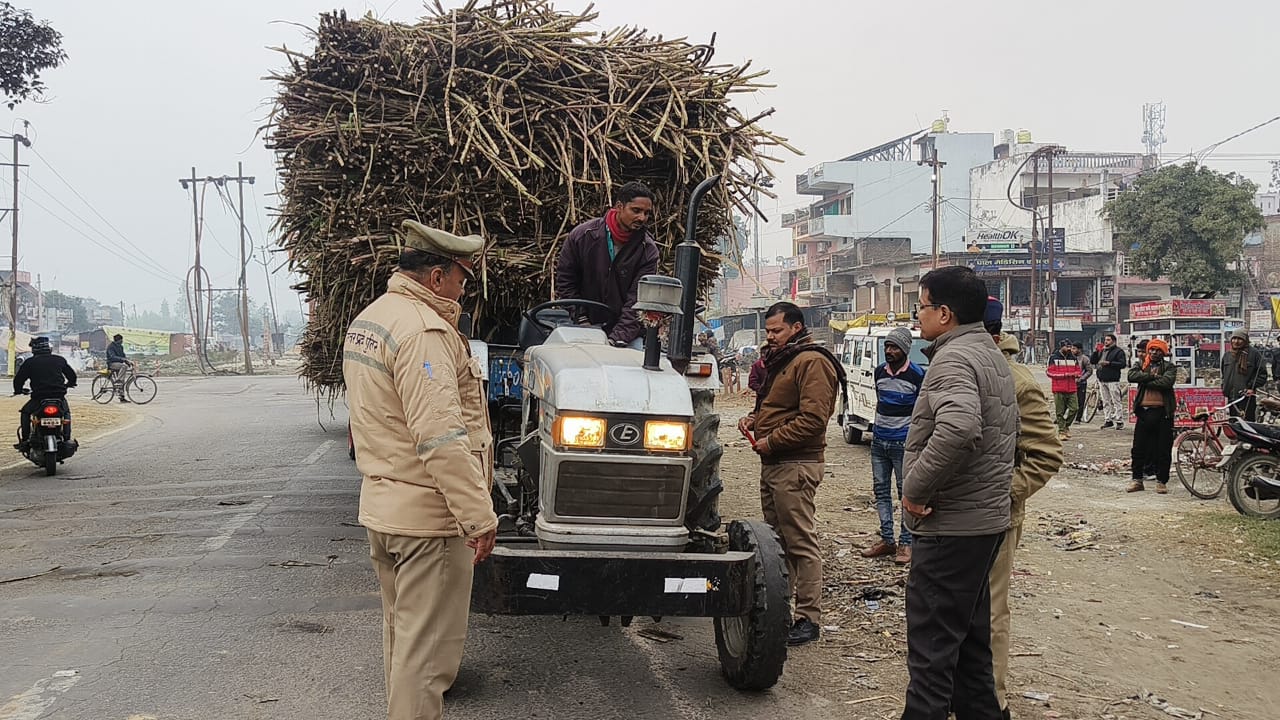 बलरामपुर में सड़क सुरक्षा को लेकर बड़ा अभियान, 57 ट्रैक्टर-ट्रालियों पर लगाए गए रिफ्लेक्टर