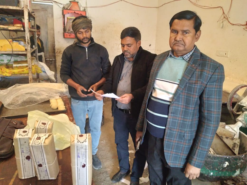 Gorakhpur: खजनी में खाद्य सुरक्षा विभाग की बड़ी कार्रवाई, बेकरी पर छापेमारी, मचा हड़कंप