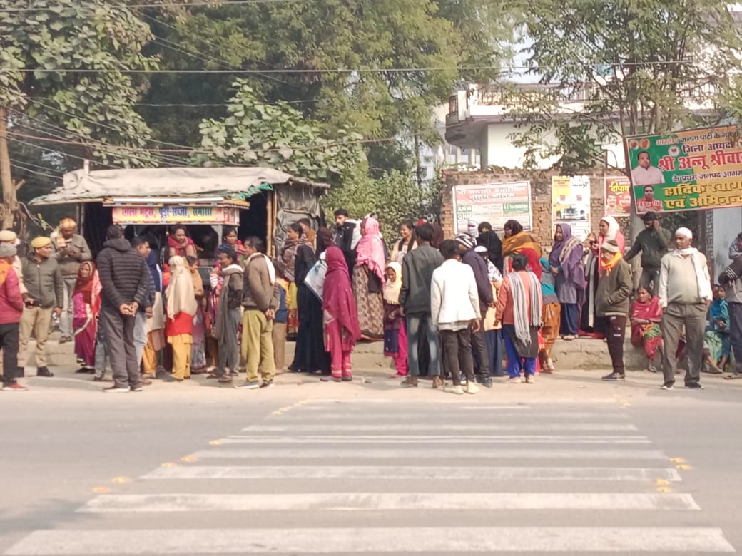 Fatehpur News: काशीराम कॉलोनी की डूबी अंधेरे में, अब मुख्यमंत्री से ऐसे लगाई गुहार