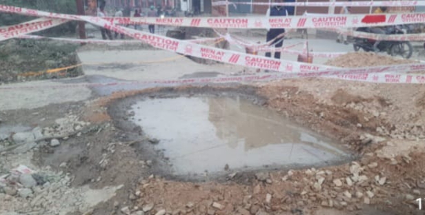 Gorakhpur News:  नई पुलिसा अचानक धसी, भारी लापरवाही पर लोगों ने काटा बवाल