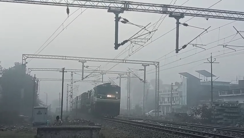 Raebareli Weather: रायबरेली में घना कोहरा और कड़ाके की ठंड, यातायात हुई ठप