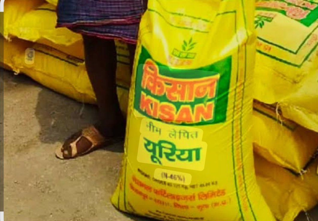 गोरखपुर: यूरिया कालाबाजारी का बड़ा खुलासा, दूसरे के नाम के लाइसेंस पर खाद बिक्री