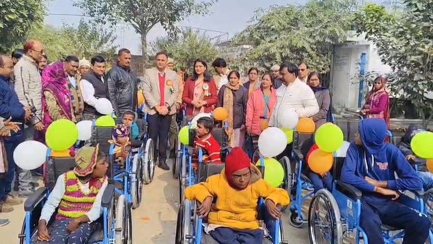 Raebareli: डीएम बने दिव्यांग बच्चों के लिए देवदूत, 197 मासूमों को दिया ये शानदार तोहफा