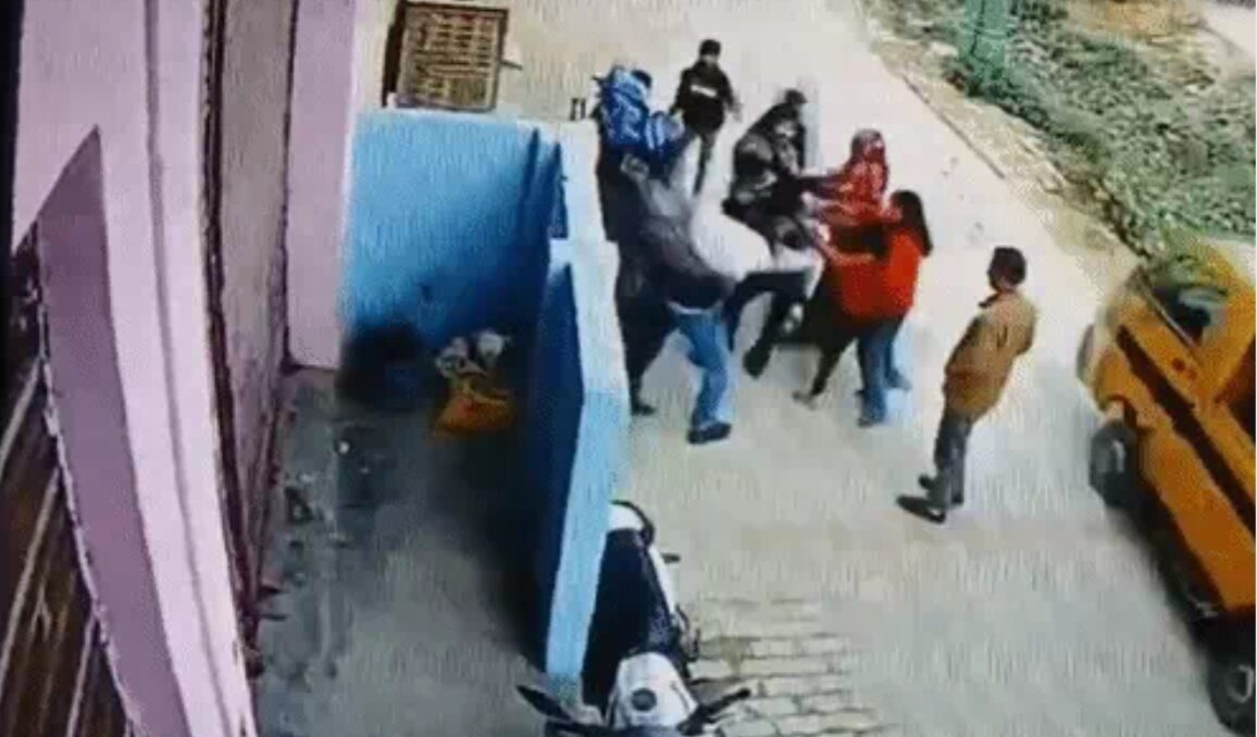 Fatehpur News: सड़क पर दबंगों का तांडव, महिलाओं के साथ की मारपीट, CCTV वायरल